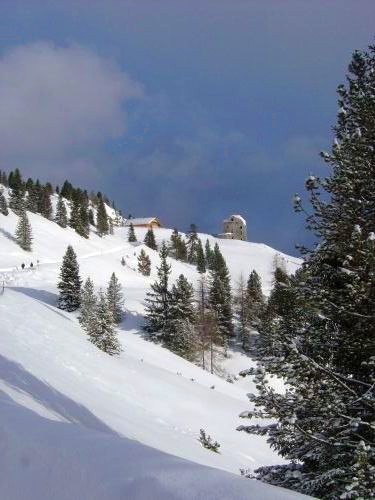 Il Rifugio Vallandro sulla sinistra e le rovine del Forte sulla destra.