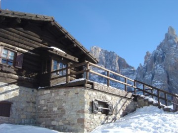 Arrivati alla meravigliosa Baita Segantini, il percorso inizia a scendere.