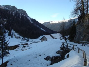 Arrivo a Malga Venegiota, chiusa in inverno.