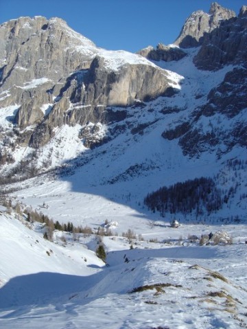 Scendendo da Baita Segantini lungo Val Venegia, in fuori pista.