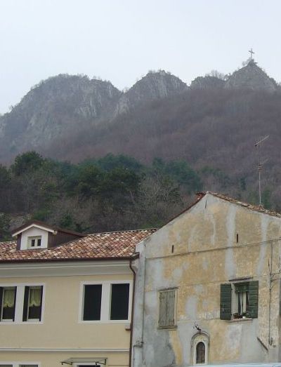 Vista del monte Altare da Vittorio Veneto. La croce visibile anche dalla piazza di Vittorio Veneto, non sta sulla cima piu alta.