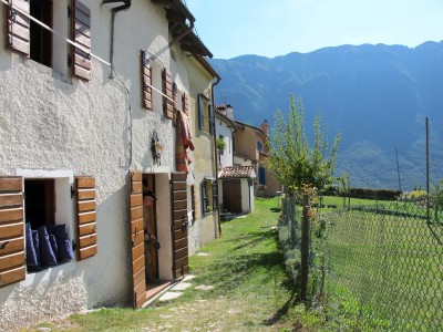 Un altro scorcio di Borgo Caloniche di Sopra. Alle nostre spalle inizia il sentiero che ci porterà nuovamente verso Borgo Caloniche di Sotto.