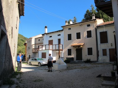 La piazza con la fontana a Borgo Caloniche di Sotto. Quattro chicchiere fanno sempre piacere.