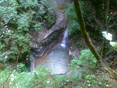 Breve deviazione fuori sentiero (non saprei ritornarci) per vedere questo piccolo spettacolo di cascata e relativo laghetto. Ne valeva la pena!