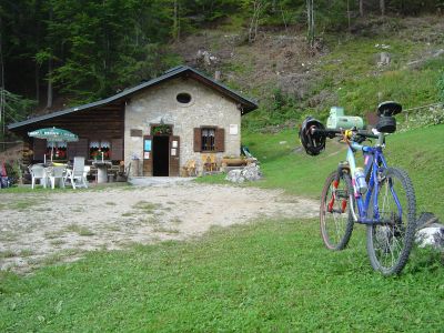 Sulla strada del ritorno, una tappa obbligata: il Rifugio Cercenà (m.1050).