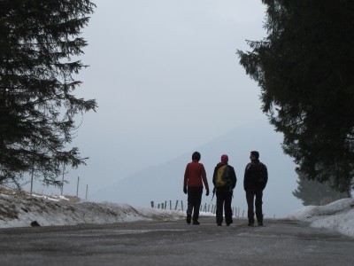 Da Pian Osteria, su strada coperta da residui di neve e ghiaccio, andiamo a sud, lasciando il Caseificio Valmenera sulla sinistra.