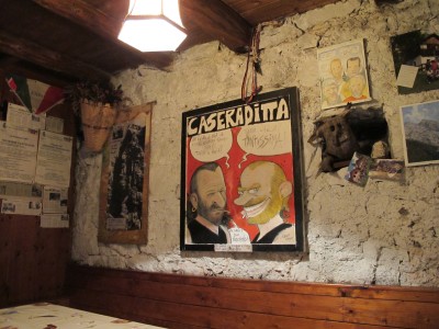 Scorcio della taverna che fa da sala da pranzo. Accogliente, calda e avvolgente. Gran belle serate devono aver visto ste 4 mura!