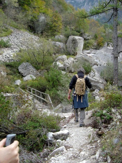 Pronti ad attraversare il ponte che precede l'ultima breve salita prima di Casera Ditta.