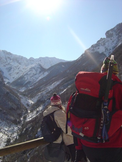 Alcuni scorci sulle cime innevate facilitano il fiorire di pause e pausette di contemplazione!