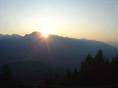 S'inizia con una meravigliosa alba dal Rifugio Chiampizzulon.