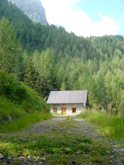 La piccola casera Campiut, chiusa ma in ottime condizioni.