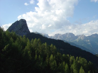 Il Monte Tuglia, ai piedi del quale sorge la casera Malga Tuglia.