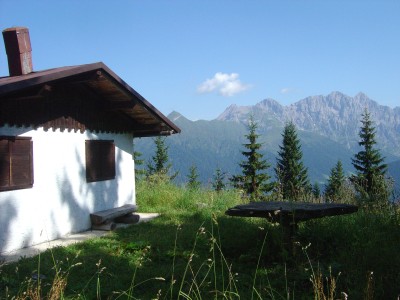 Il piccolo rifugio Cacciatori di Rigolato (chiuso), sul monte Talm.