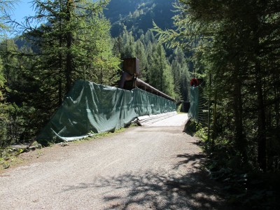 Ponte Felizon, sospeso su una grande spaccatura, lungo la ciclabile, tra Cortina e Cimabanche.