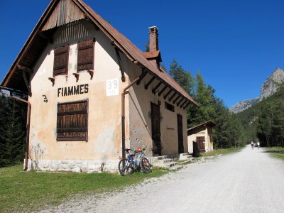 La vecchia stazione di Fiammes, sulla ciclabile Cortina - Dobbiaco.