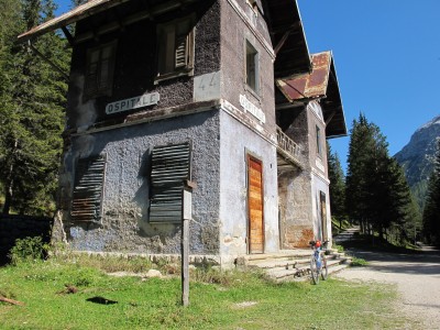 La vecchia stazione di Ospitale, sulla ciclabile Cortina - Dobbiaco.