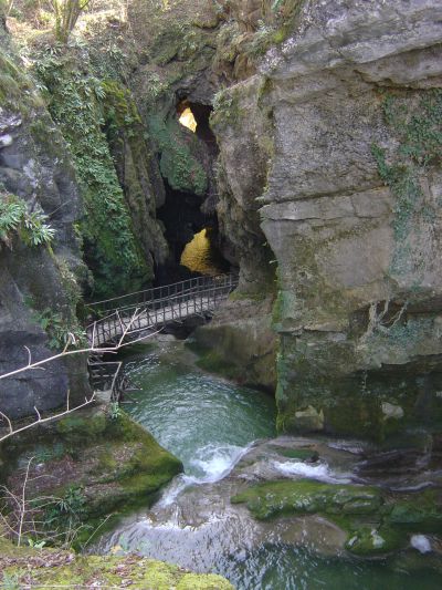 Le mitiche Grotte del Caglieron. Non potete non essere mai passati da queste parti, e soprattutto ricordatevi che ci dovete ritornare durente stagioni diverse, per ammirarle in una veste sempre nuova.