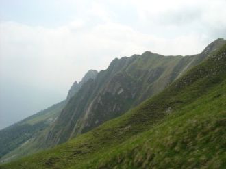 Sulla via del rientro, uno sguardo alla cresta percorsa.