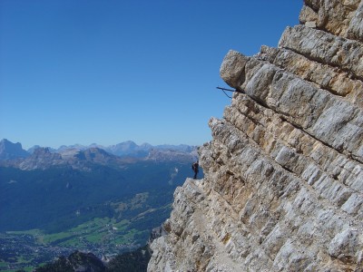 Splendido percorso in cengia, lungo la Ferrata Dibona.