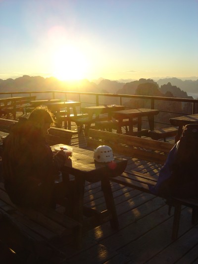 Colazione al Rifugio Lorenzi. E' l'alba e la giornata si preannuncia meravigliosa.