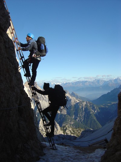 Si inizia a salire per scalette fisse. La ferrata Dibona ci attende!