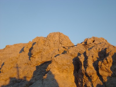 Vista sul ponte sospeso, all'alba, dal Rifugio Lorenzi.