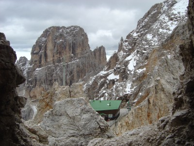 Vista sul Rifugio Lorenzi da una delle gallerie all'inizio della Ferrata Dibona.