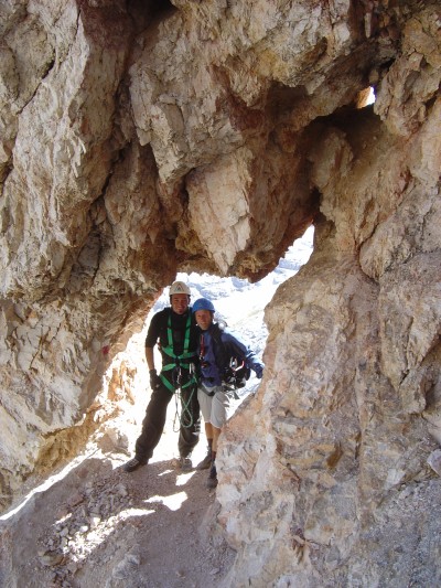 Sulla via del rientro, un suggestivo passaggio sotto un arco di roccia.