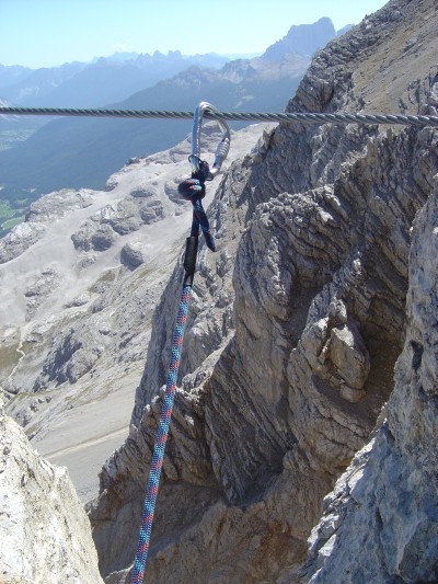 Alcuni passaggi esposti sul sentiero di rientro sono attrezzati, ma non tutti. (Sullo sfondo il Ra Valles)