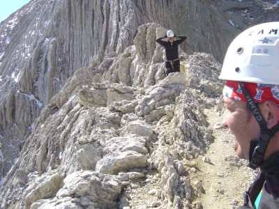 Pausa in selletta. Dopo la prima discesa su cengia ci attende ora la salita.