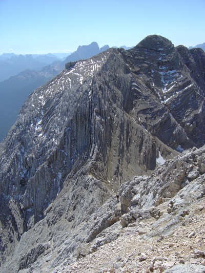 In centro foto, la cengia iniziale della Formenton, vista dalla Cima Tofana di Dentro.