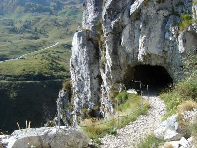 Dal sentiero delle Meatte, uno sguardo indietro verso Pian de la Bala e la strada che scende da Malga Val Vecchia.