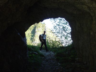 Scendendo verso San Liberale si passano un paio di gallerie. Un panino e poi giù veloci fino al Rifugio San Liberale.