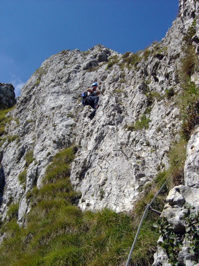 Il tratto più impegnativo dell'intera ferrata. Poco dopo l'inizio della seconda parte, una parete strapiombante ci mette a dura prova. L'attrezzatura fissa diviene necessaria, come anche una buona dose di forza nelle braccia.