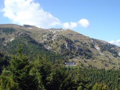 Alla fine della Ferrata Guzzella, sul sentiero che porta alla cima. Da qui scenderemo alla Malga Val Vecchia, visibile qui al centro della foto, in mezzo al bosco.