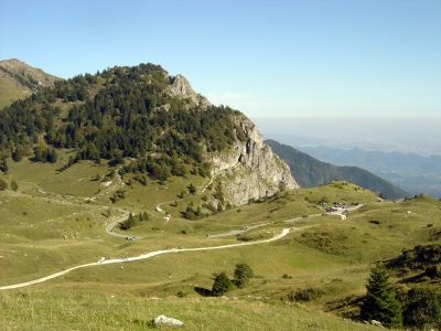 Scendendo dalla Malga Val Vecchia. Pian de la Bala ed il sentiero Meatte che s'incunea tra le rocce. Sarà il nostro sentiero del ritorno.