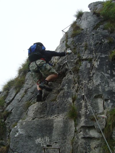 Siamo verso metà ferrata, la parte s'inizia sfruttando un gradino artificiale. Il ponte è oramai poco lontano.