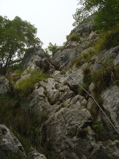 L'inizio della via ferrata Sass Brusai. Può sembrare semplice e ricco di appigli, ma a non saperli usare, dopo i primi metri si inizia già a trovarsi in posizioni piuttosto scomode, con lo zaino che tira verso il vuoto ed i piedi che non trovano immediatamente lo spazio che vorrebbero.