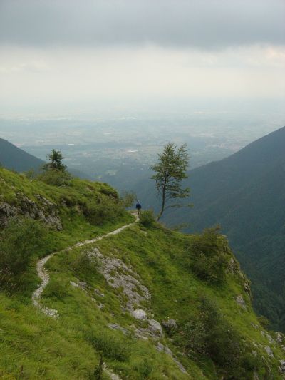 Finalmente la nebbia si alza abbastanza da permettere al sole di illuminare la pianura sottostante. Prima di entrare in bosco ci riempiamo gli occhi dei panorami che per tutta la giornata ci sono stati negati!