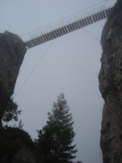 Eccolo. Prima di attraversarlo, facciamo qualche metro per fotografarlo da sotto. Qui volendo è possibile interrompere la ferrata e rientrare su sentiero. Notare come le tre funi del mitico "ponte tibetano" siano state ora sostituite dal più rassicurante ponte in legno.