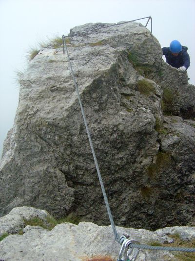 Dopo alcuni metri di salita, si guadagna la cima di un piccolo campanile. Il passo successivo sarà passare la simpatica fenditura, qui visibile in centro foto.