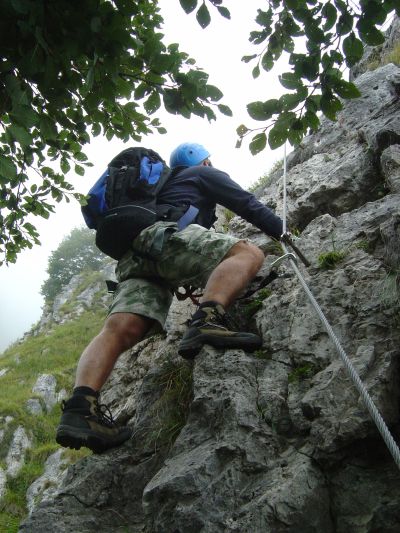 Altre salite semplici, e ricche di appigli, dove ci alleniamo a salire senza aggrapparci alla corda fissa. La ferrata ha decisamente un altro sapore.