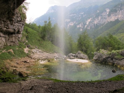 Un breve sentiero gira intorno al piccolo laghetto portandosi dietro alla cascata. Panorama uggioso dall'antro che sta proprio sotto al Fontanone di Goriuda.