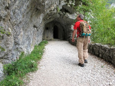 La cengia per forte Hermann (poco più di un kilometro di percorso) conduce in pochi metri ad un tunnel trincea.