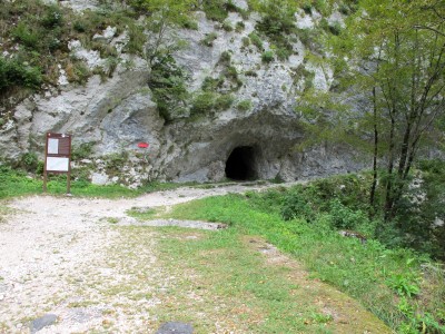 Entriamo in Slovenia dal Passo del Predil, e scendendo verso Bovec ci fermiamo al Forte della Chiusa (Kluze). Qui in foto la piccola grotta e sulla destra la cengia che porta a forte Hermann.