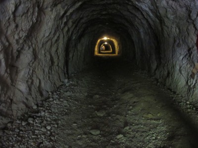 L'interno del tunnel sul cammino per forte Hermann. Sul lato verso la valle una serie di spiocini consentiva il controllo della strada lungo il torrente Koritnica.