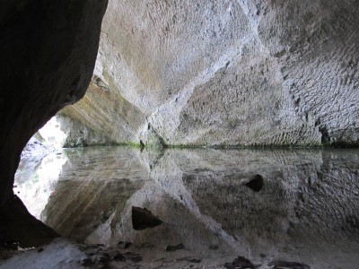 Giochi di acqua e riflessi presso la prima grotta, la più a nord.