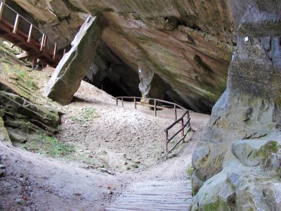 Una delle grotte artificiali dalle quali si è ricavata la pietra dolce in passato.