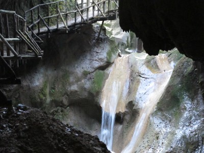 Cascate e marmitte caratterizzano l'interno della gola delle Grotte del Caglieron.