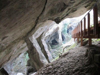 Una passerella più recente. L'ambiente umido ed il ghiacio invernale impongono periodiche sostituzioni.